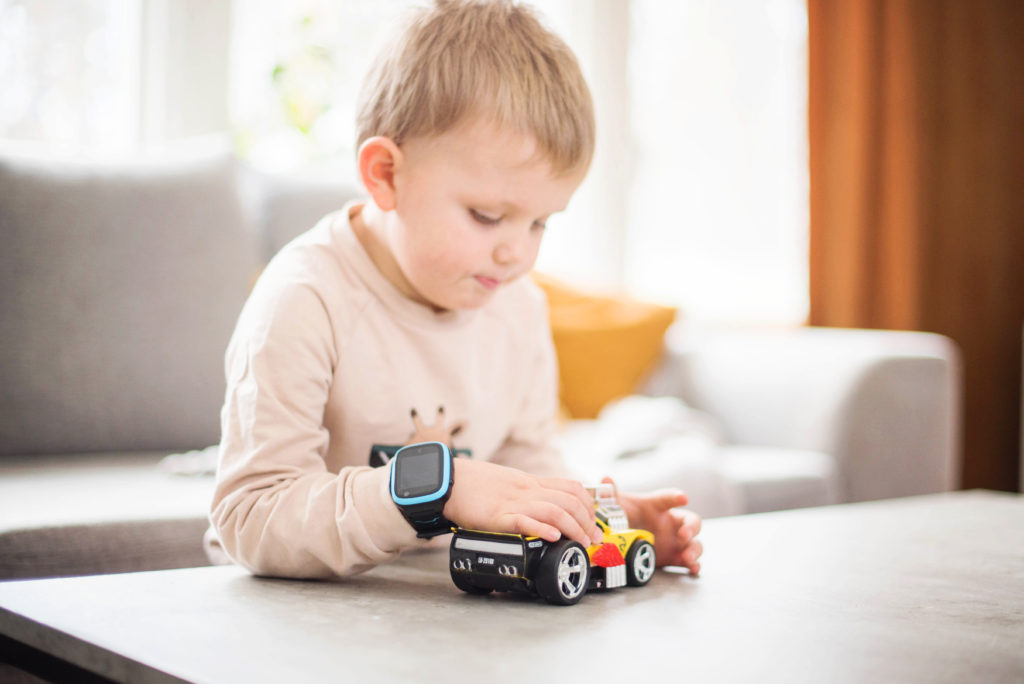 XPLORA mobilklocka svart med blå detaljer