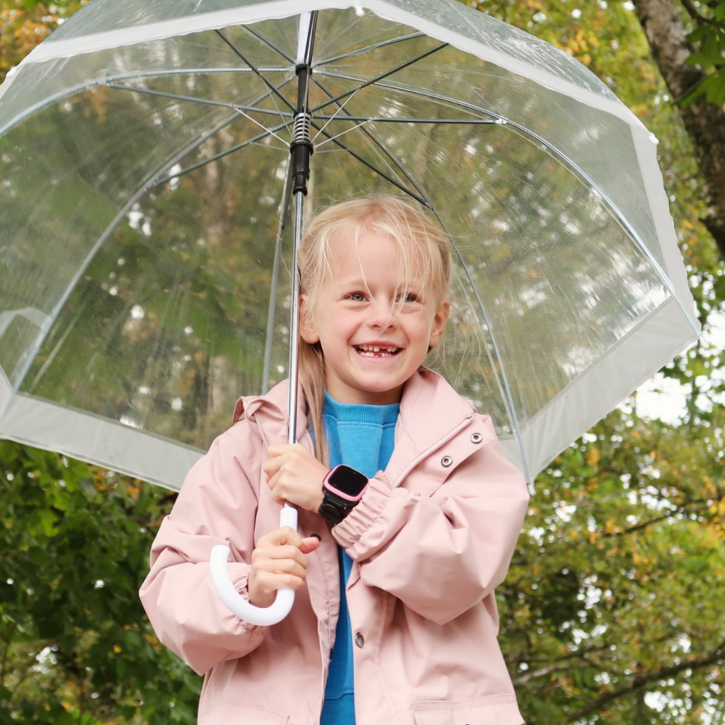 Glad flicka under paraply