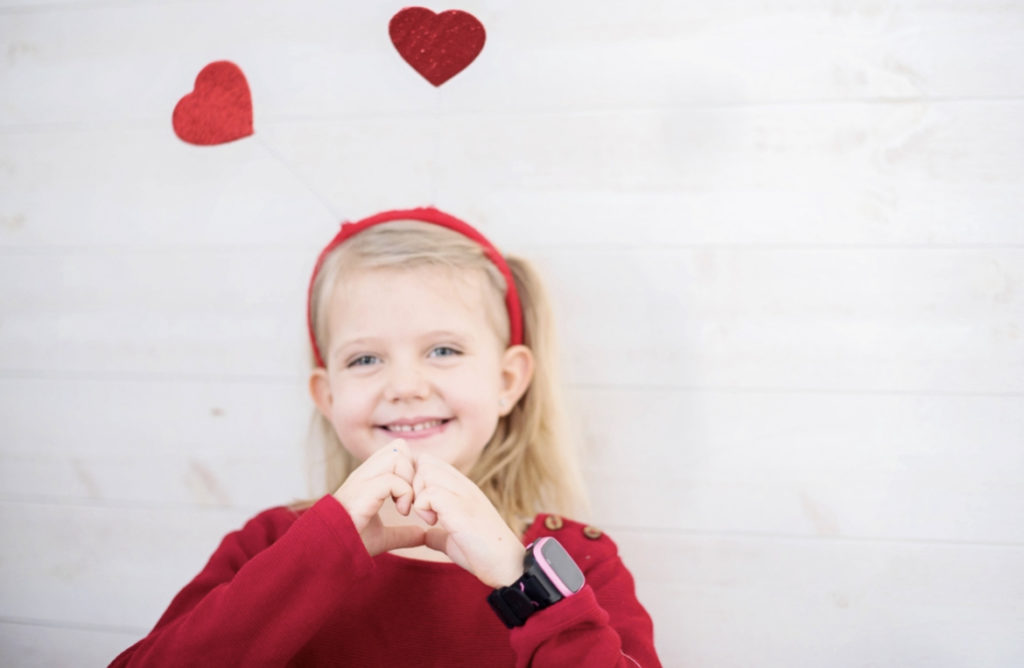 tjej med röd tröja and hjärtan på ditt diadem