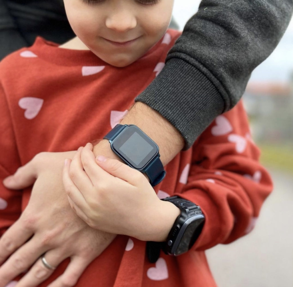 pojke som har en xplora på sig med en röd tröja med rosa hjärtan på