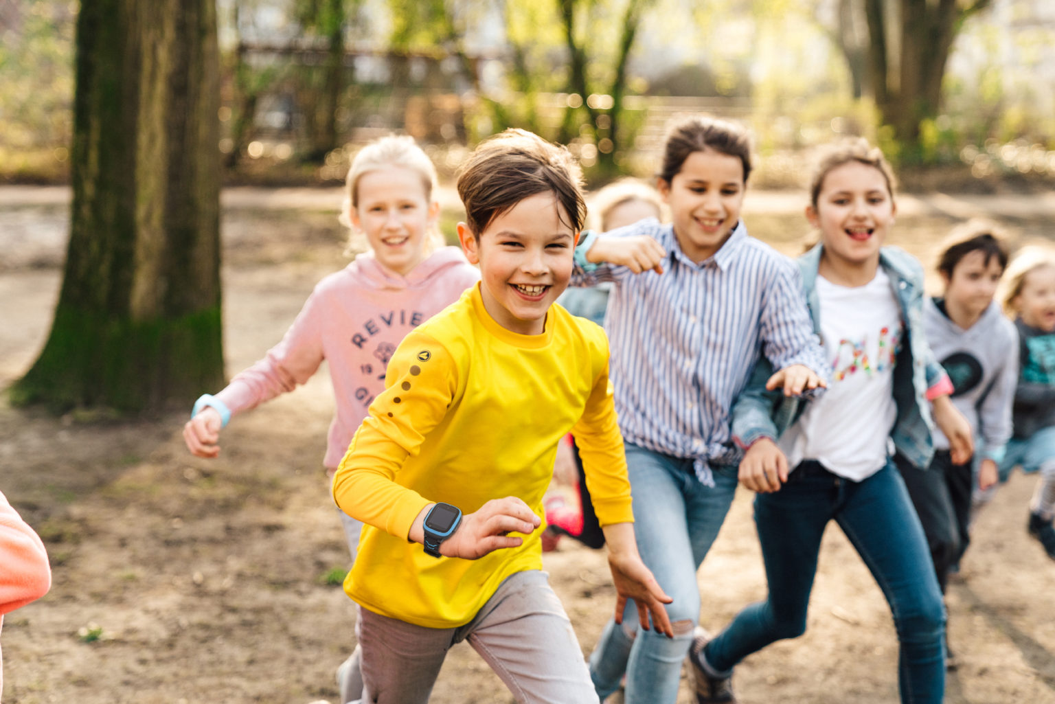 kille med gul tröja ute och leker i skogen med sina kompisar, trygghetszoner, sporter